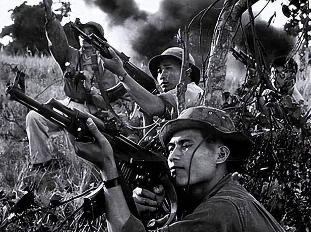 1985年，广西一战士过境侦察，不料被越军认出，越军朝他连开数枪，见他坠河，越军