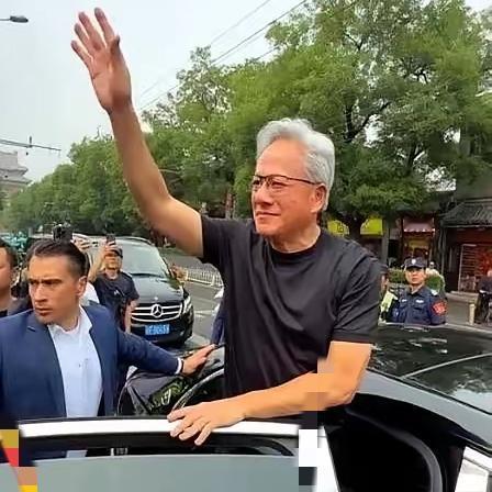 万亿身家黄仁勋的另类豪门家事
 
万亿身家的英伟达老板黄仁勋，家里出了件“大事”