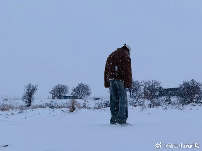 丁程鑫冷暖光影大片在丁程鑫这又过上冬天了 光影对比强烈，暖橙与冷蓝交织，丁程鑫演