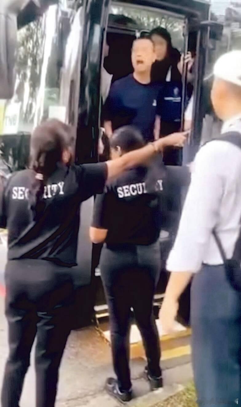 “爆粗辱骂保安”！香港中学校长带团赴新加坡 疑当众与保全爆发冲突海外新鲜事 香港