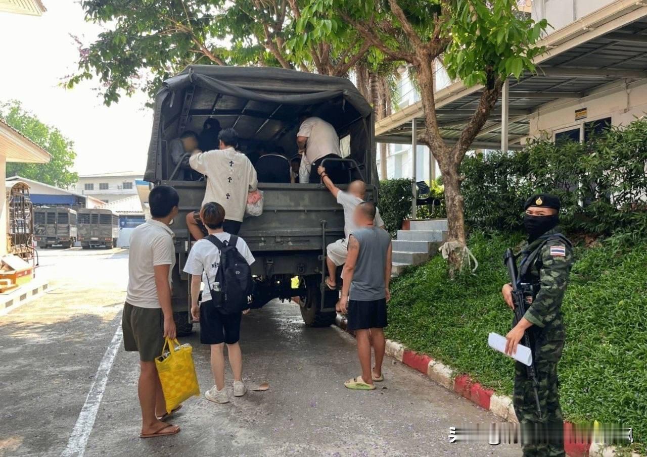 20名中国籍人员从缅甸水沟谷偷渡至泰国湄索被抓】

4月11日上午，来自缅甸克伦