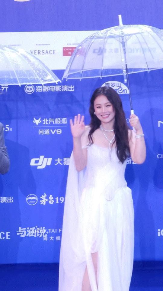 马思纯白色纱裙 谁能拒绝穿白纱裙的马思纯啊🥰清纯氛围感直接拉满，温柔又仙气，整