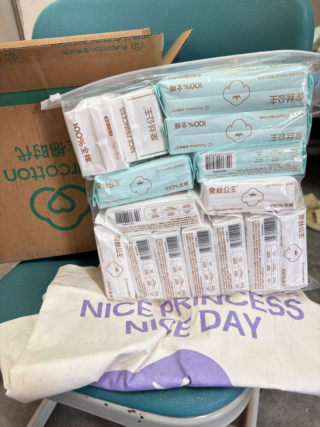 摸起来软乎乎的像云朵一样，奈丝公主这100%全棉的触感，谁用谁知道卫生巾奈丝公主