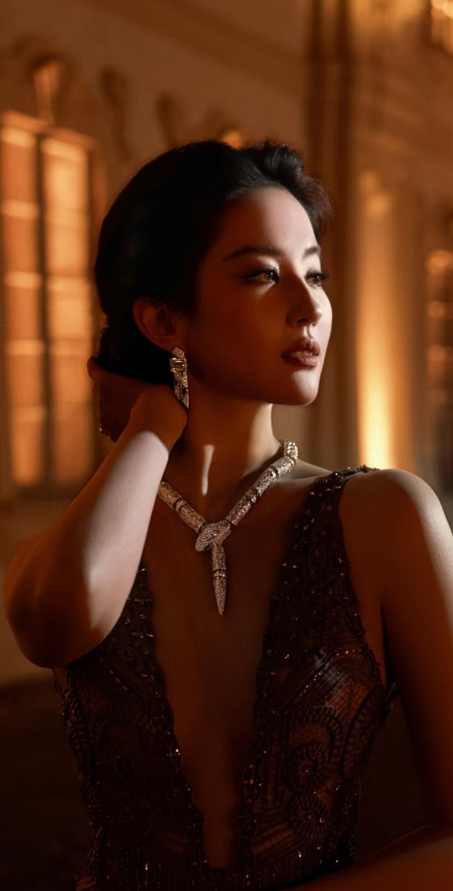 这个视角这个光影拍摄，好魅惑。