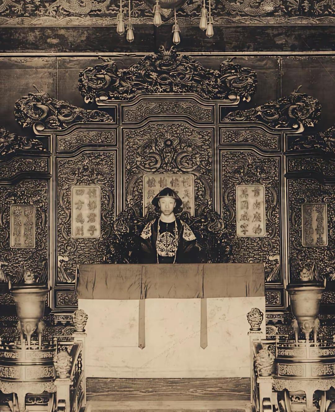 1924年，冯玉祥率部冲进紫禁城，赶出末代皇帝溥仪及随从。

而在离开金銮殿前夕