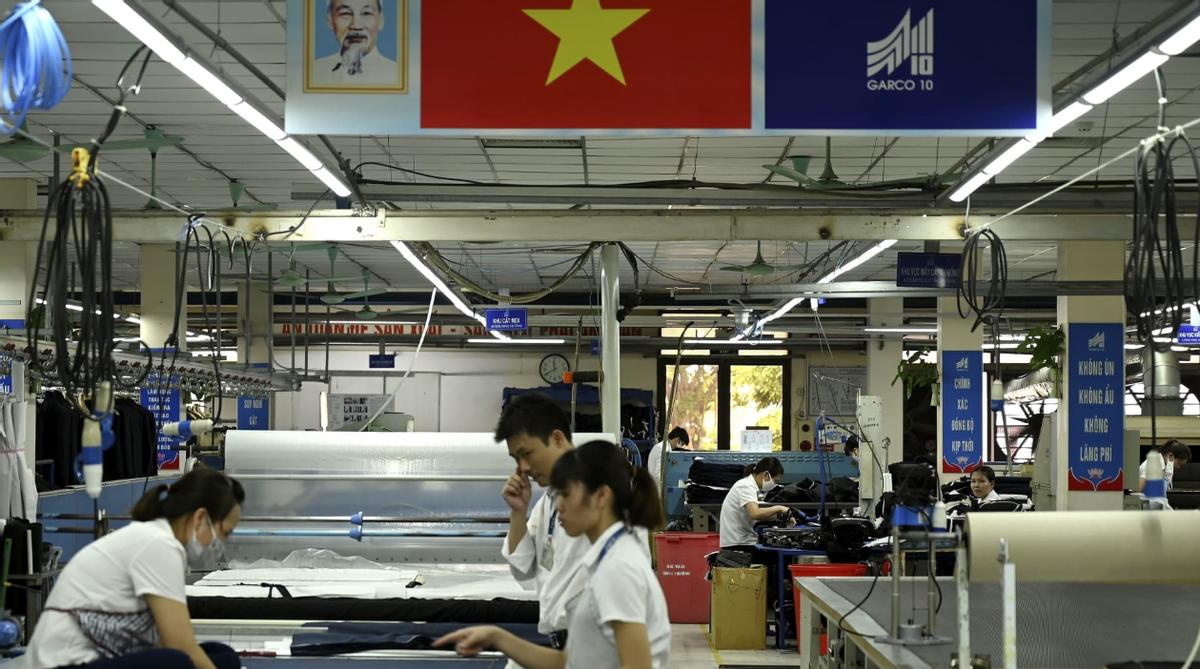 近期，美国海关在越南官方配合下，突击检查越南境内关联中资的工厂。这是特朗普政府对