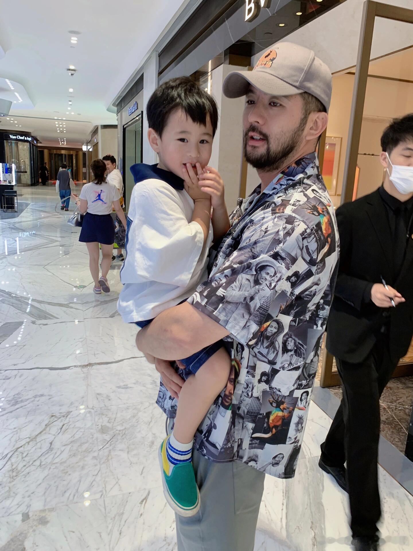这个时候的松子看起来好瘦嘞～表情很害羞的马立奥哈哈哈 ​​​