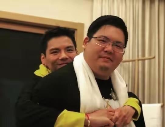 向左前面这位大哥是谁？看上去二人关系挺好的