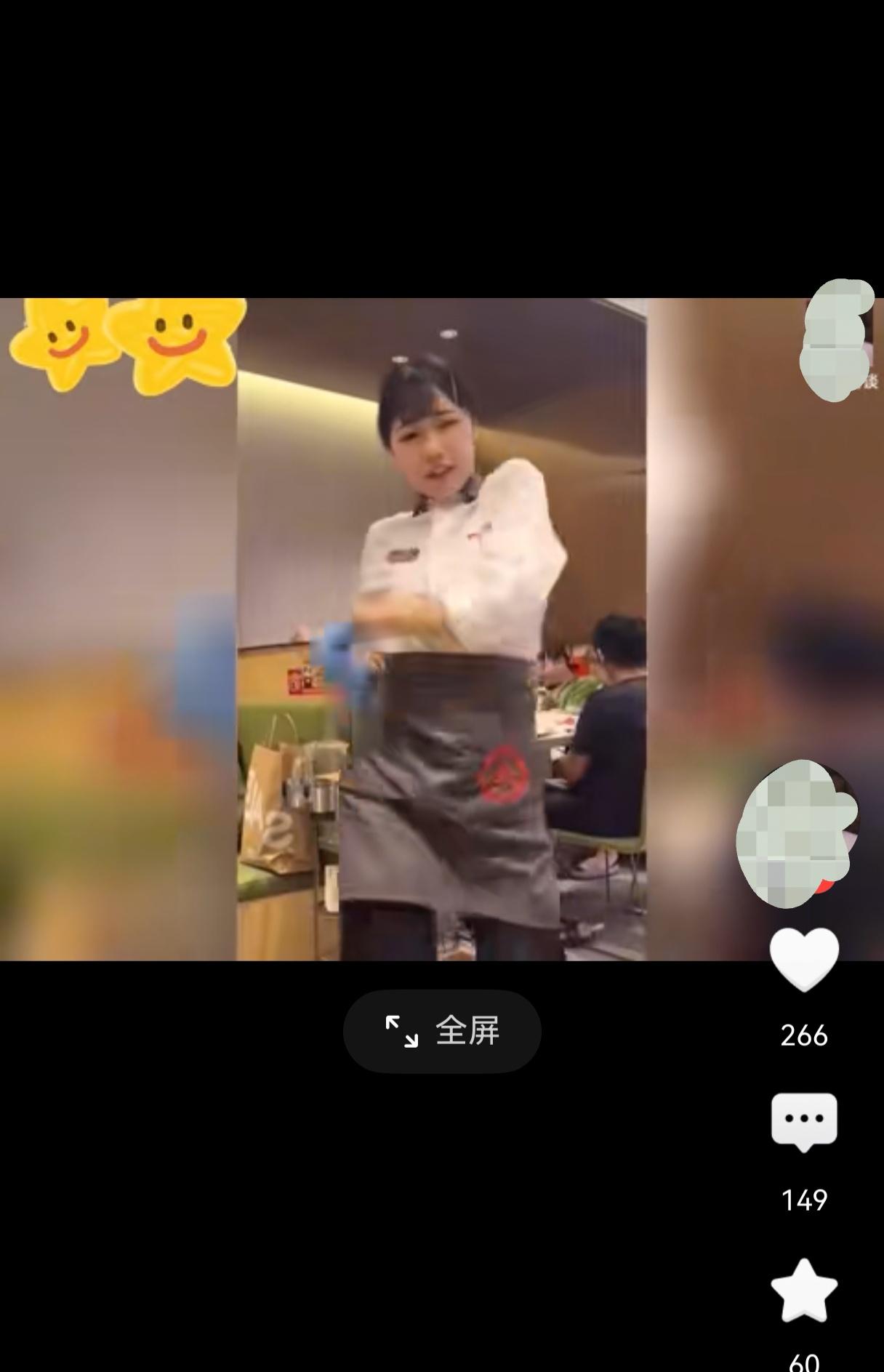 现在的火锅店都卷成这样了吗？看来没点才艺连上菜的服务员都干不了！

网友在海底捞