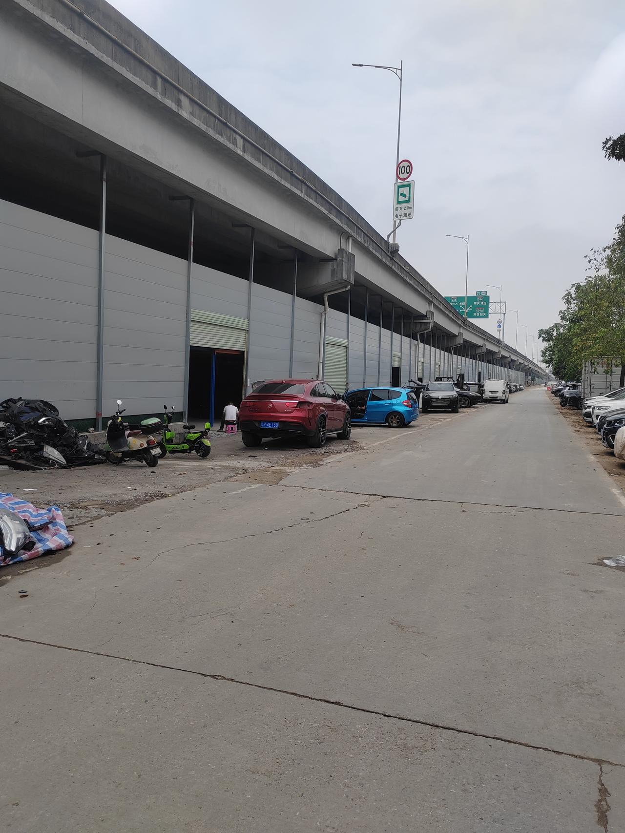 想想那些跑运输的司机师傅们，油价的大幅上涨直接影响到他们的收入。每一趟运输，成本