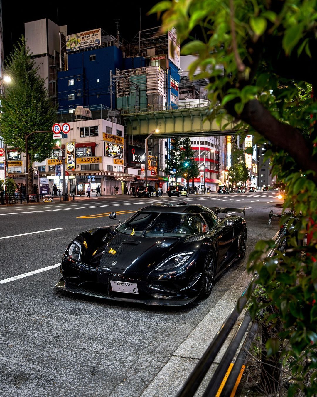#型车街拍# 柯尼塞格Agera RSR深夜现身秋叶原街头，这些神兽车主都不用睡
