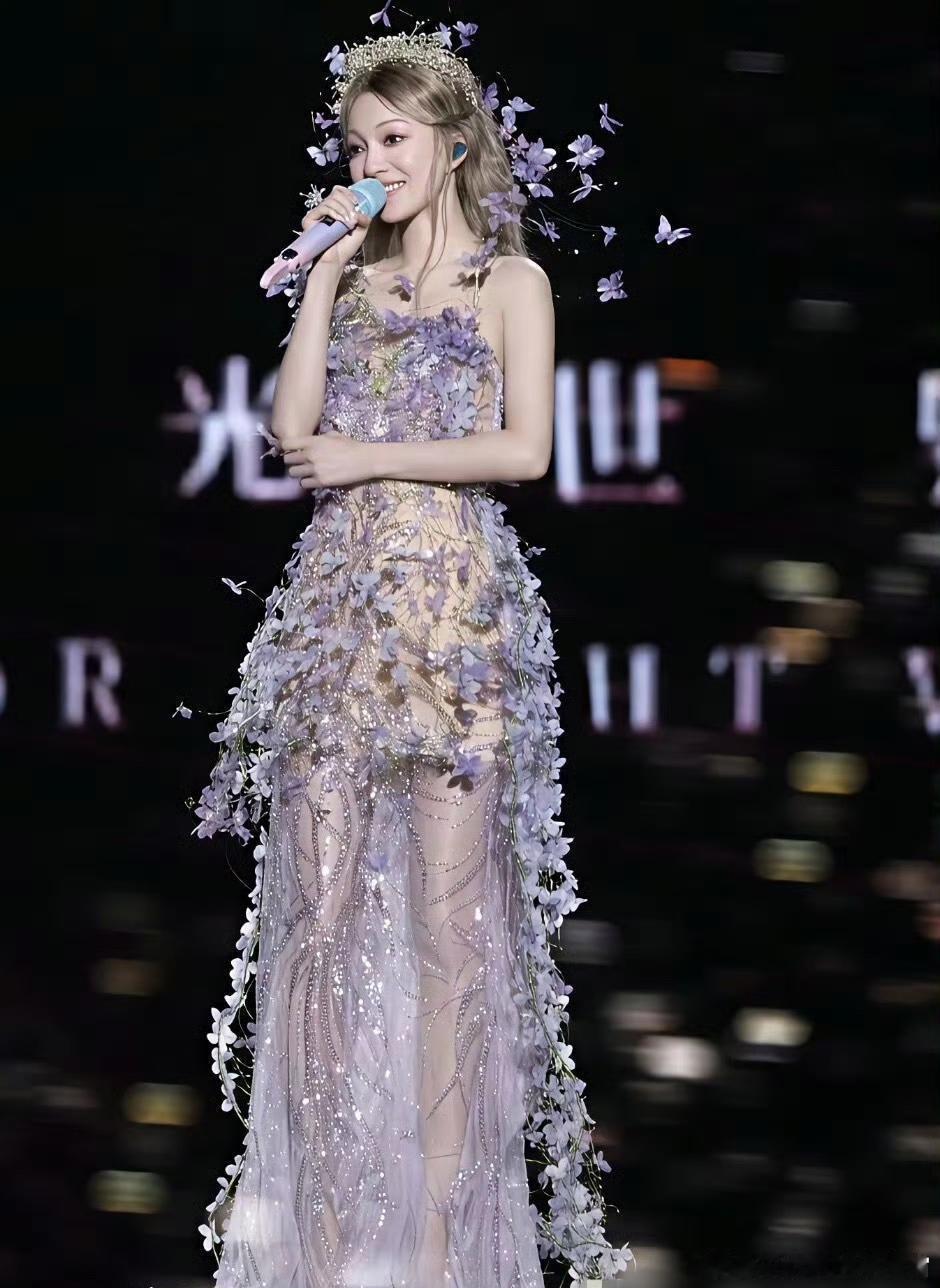 张韶涵以前的造型几乎每套都封神，现在的风格却有点让人看不懂。 