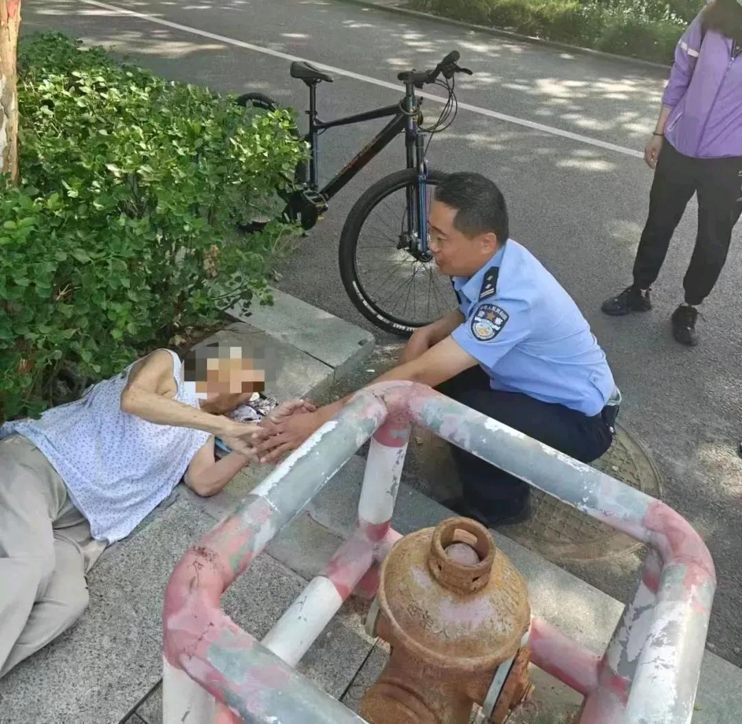 8月21日上午，聊城一市民向执勤民警反应，“在某路口绿化带旁，有一位老人摔倒了，