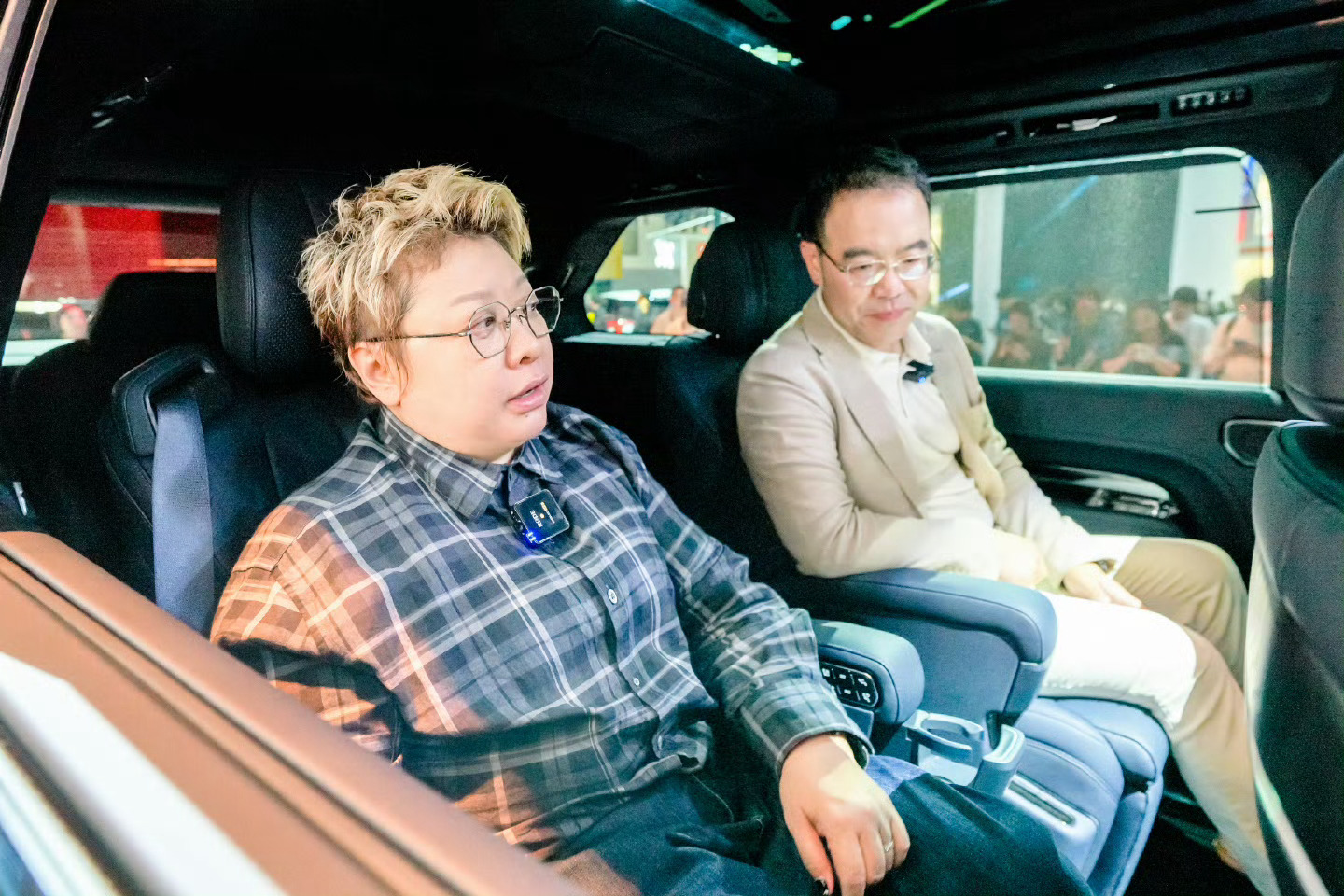 韩红在成都车展现场体验极氪9X内饰之后当场下单成都车展麻辣车事带你逛车展  ​​