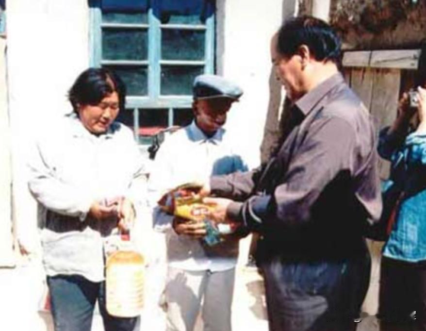 1950年，新疆哈密一个三岁男孩被野狼撕掉半张脸，父亲将他弃于山洞等死，没有想到