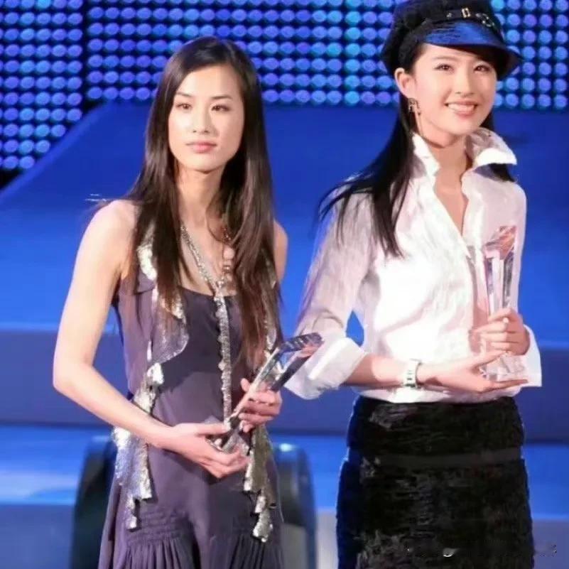 #刘亦菲出道时被叫小黄圣依#
黄圣依年轻时候真的很漂亮，演技也还可以，当初要是没