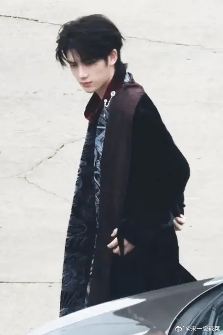 丁程鑫今日开推路透，斯文矜贵 