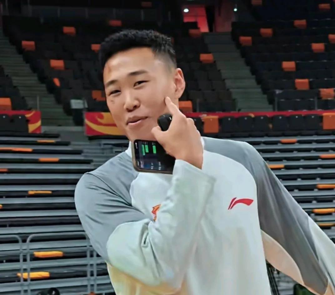 铁汉贺希宁，由于球技太好，一般都是对手重点防守对象，看他脸部都被抓花了。
好在是