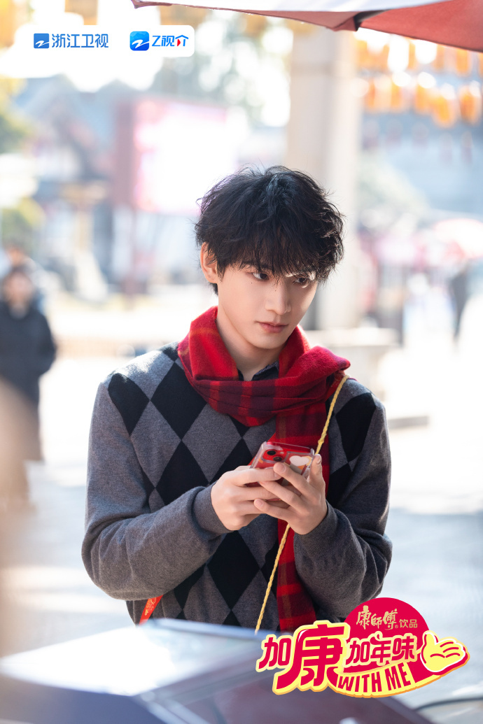 姚琛拿鞭子抽自己 天哪噜，我们小琛怎么这么可爱又让人心疼！看到新事物总是充满好奇