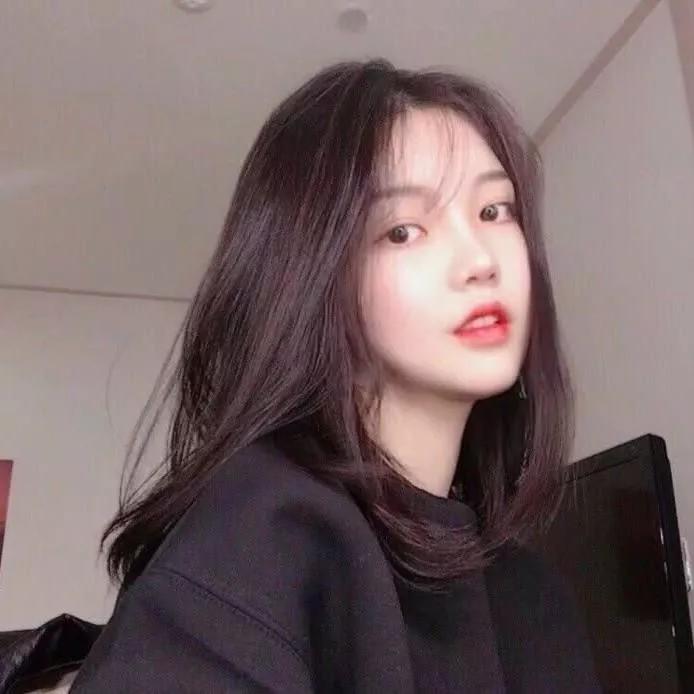 红唇轻启，暗夜中的迷人微笑红唇美人照 红唇写真 红唇生活照 红唇自拍 柔光美唇妆