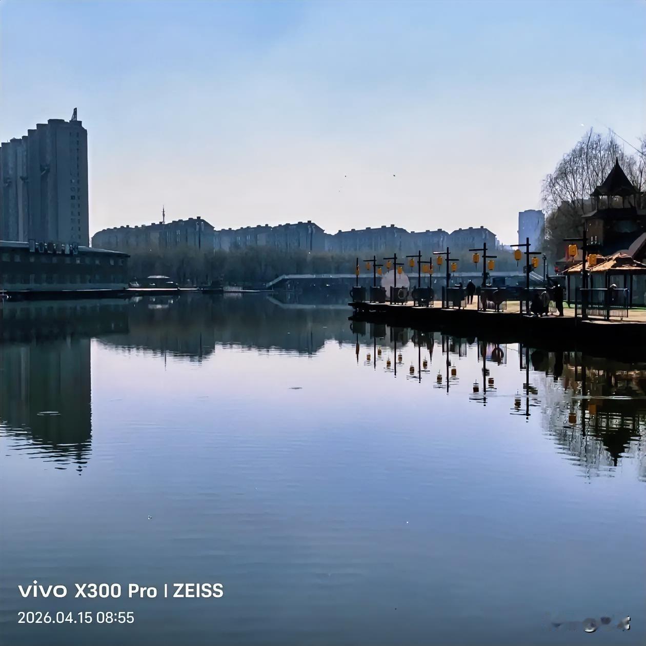 昨天去长春青年公园溜达，这里四周环绕着绿树草坪，中间是一个小水库，钓鱼友的首选，