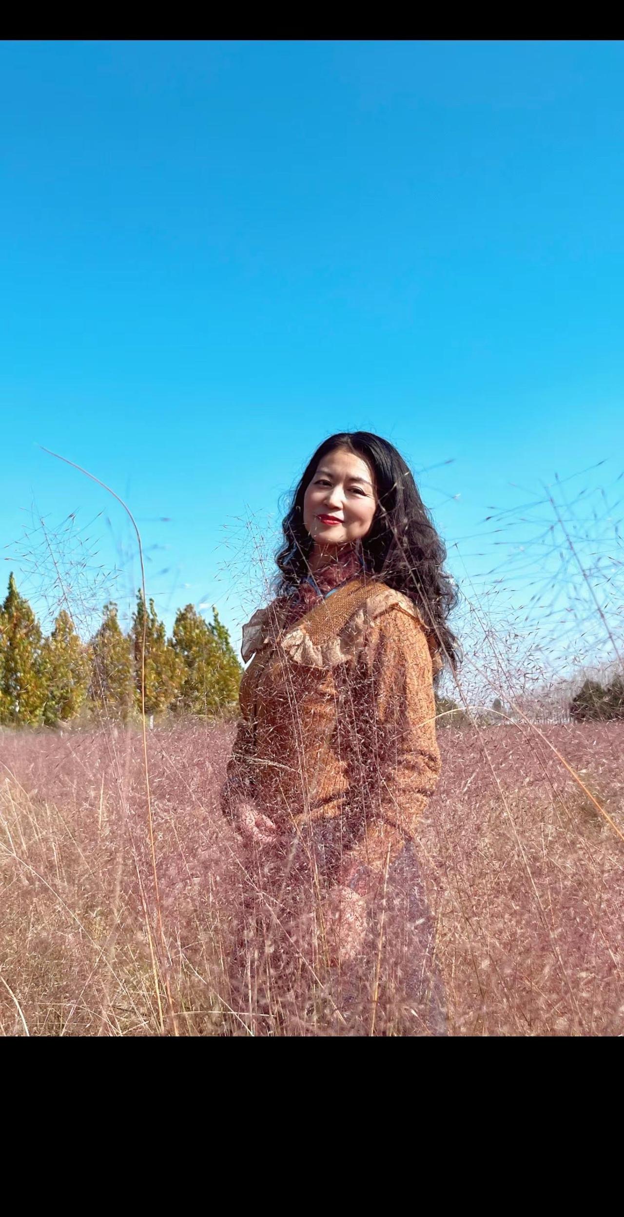 年轻时怕平凡，中年后才发现：守护平凡，需要多少不凡的勇气 ；终于懂得：最贵的奢侈