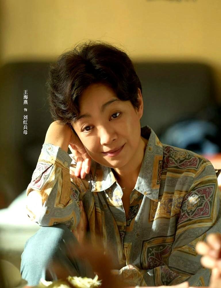 张嘉益新剧收视破4，火的却是他老婆王海燕。

戏里他俩演亲家，镜头不多，观众却炸