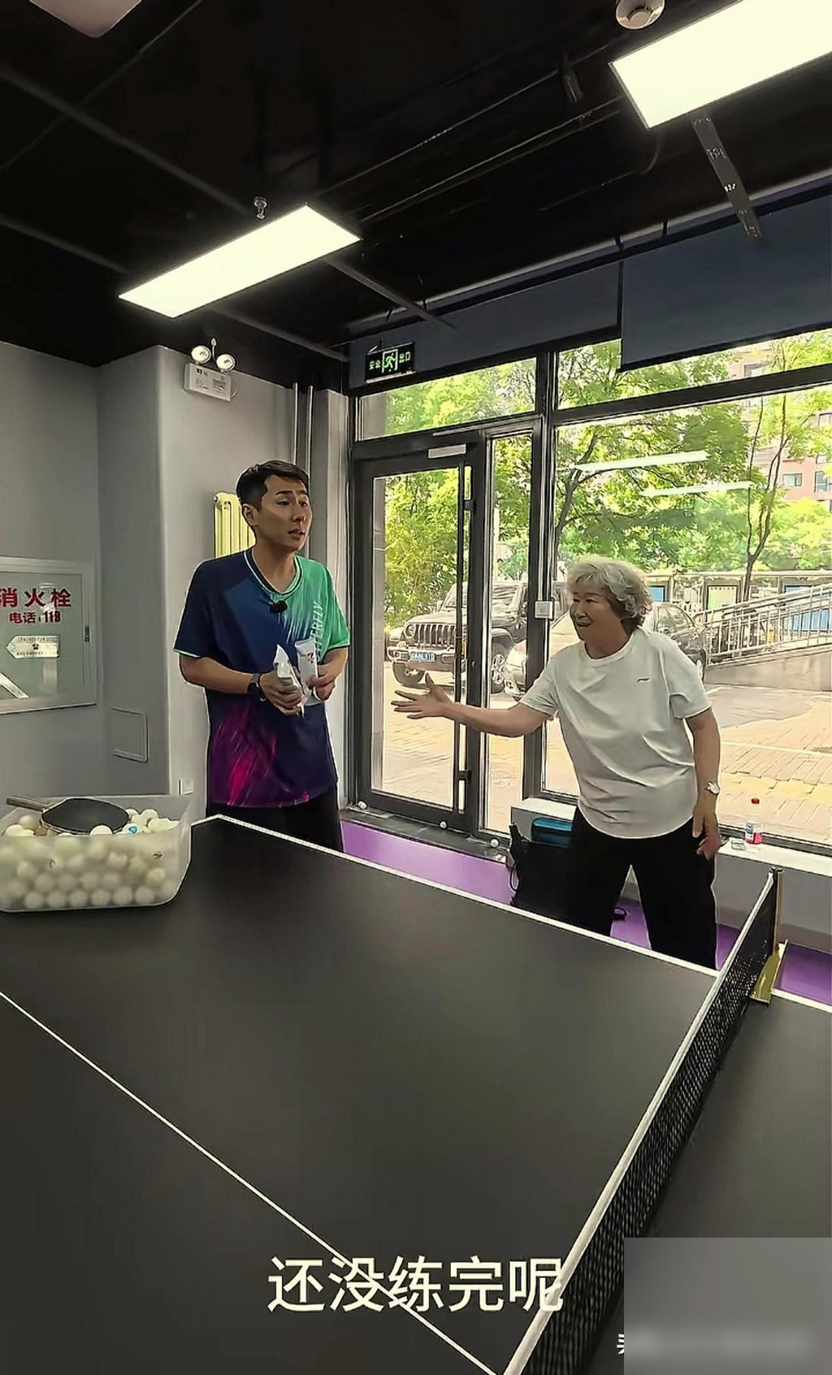 大家一会说二宝像爸爸，一会说二宝像妈妈，怎么也没想到二宝像太婆这一点，倒把一家人