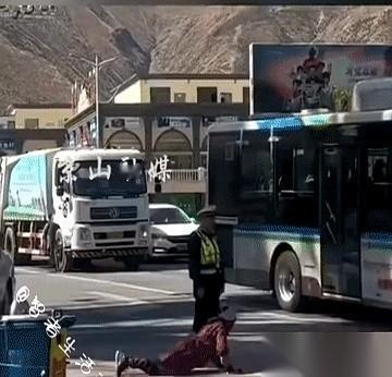 全程一句话没有。
真的，一个字都没有。
他就那么静静地跟在她旁边，陪着她用身体丈