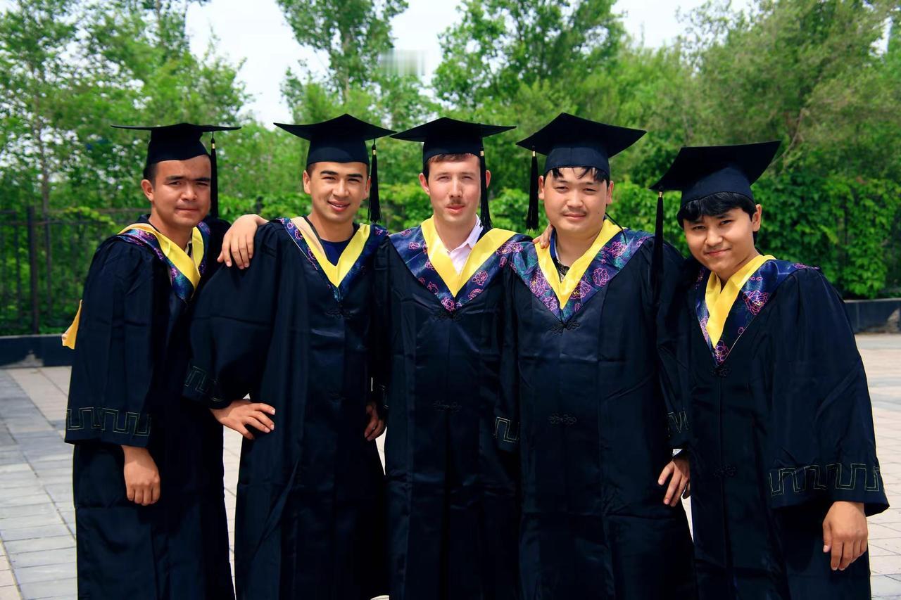 科学就是力量。毕业合影 新疆大学 毕业照片回忆 毕业照