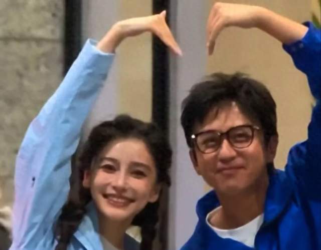 邓超Angelababy合体比心，一个动作把“伐木累”又喊回来了