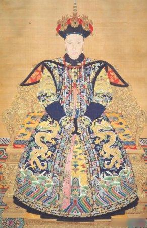他是清朝最长寿的皇帝，后宫里有名号的妃嫔多达四十人。但这个男人89岁临死之前，念