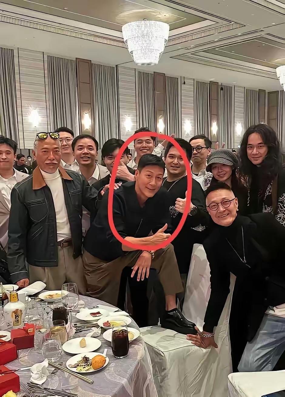 这个大佬是谁？小脸红扑扑的