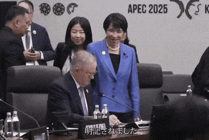 这个日本首相到韩国真是开会去啦，还是干什么去啦？