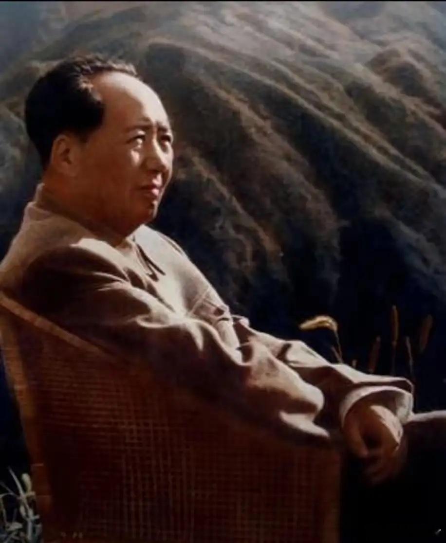 东方红，太阳升，中国出了个毛泽东。 