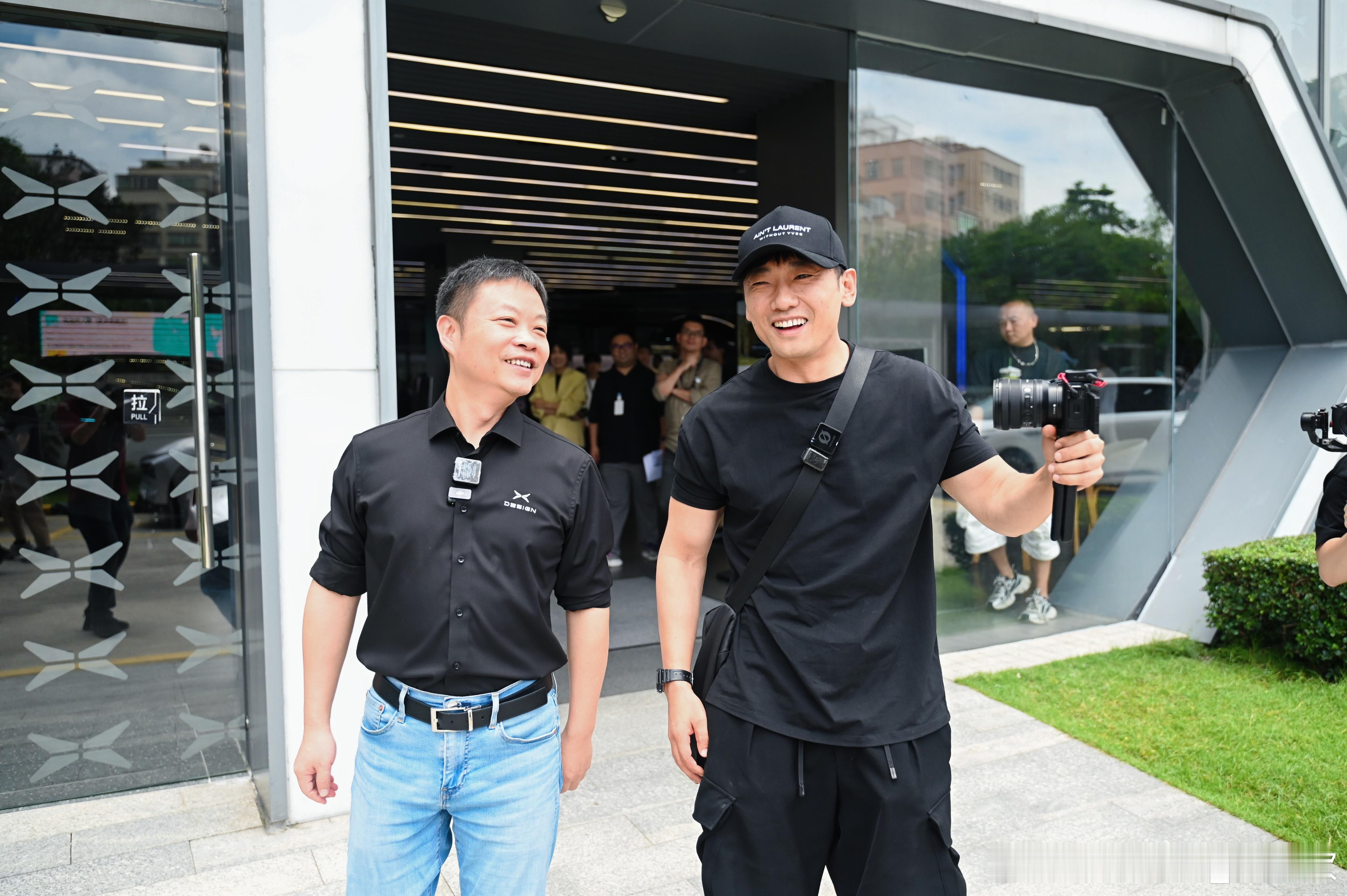 乌啦啦去广州小鹏总部了！难道是去评测了一下小鹏食堂？“大家好我是乌啦啦，今天何小