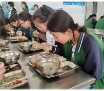 学生餐调查表
要求都填“满意”

事情发生在辽宁鞍山铁西实验学校。

老师要求学