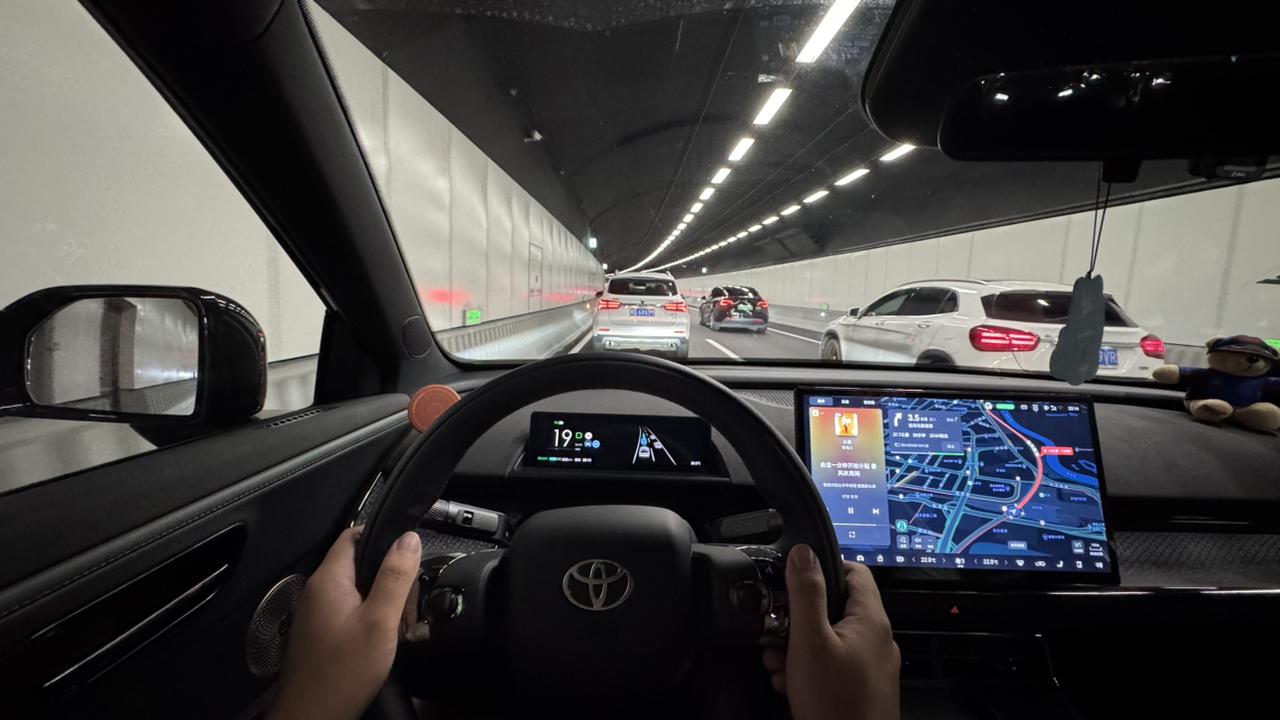 深圳真的无时无刻都在堵车🤕
这时候有智驾帮手，就真的没那么累
车流量巨大这类无