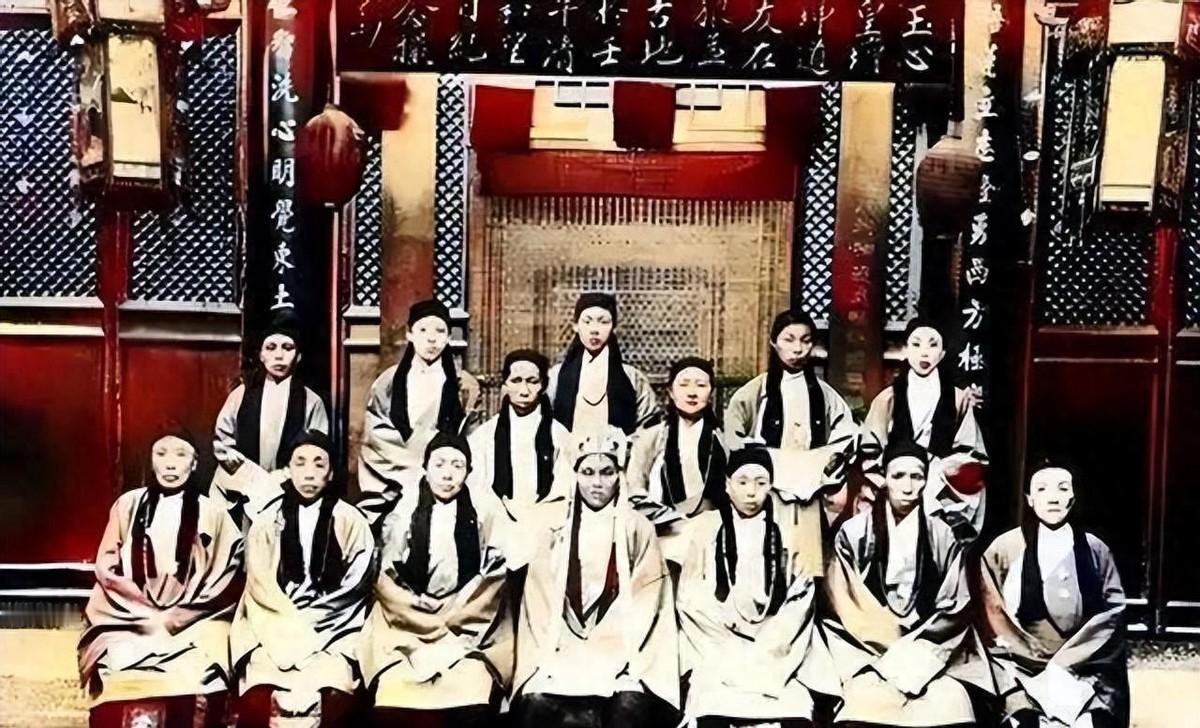 1900年黄莲圣母罕见照片曝光，身亡后遗体竟被外国人制成标本巡回展览
1898年