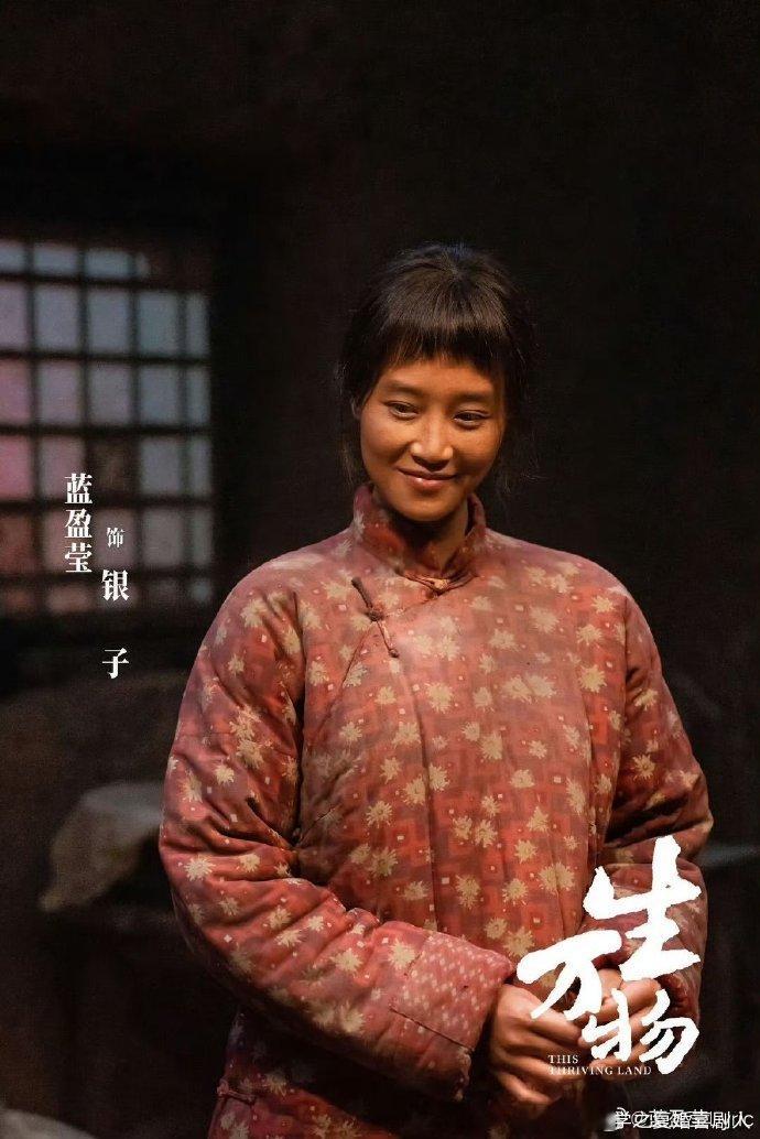 向阳而生！蓝盈莹和银子一起把日子活出好模样，日常满是生机。石缝扎根的坚韧，风雨扬