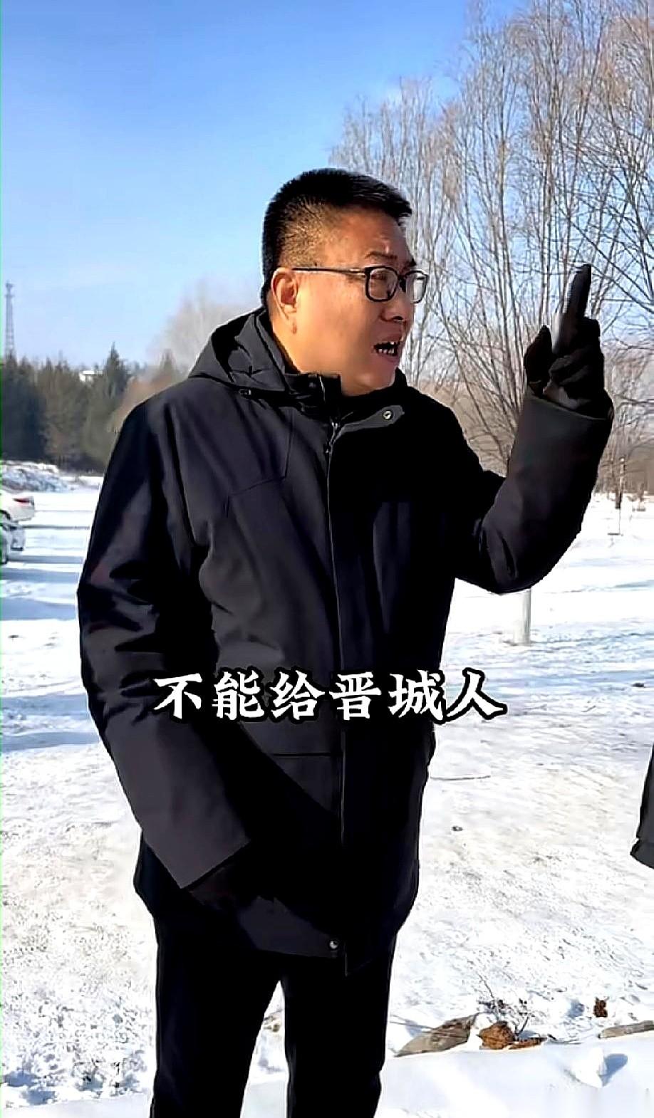 山西晋城这个司徒小镇，出了件狠事。
一个外地游客，在景区临时停车场，车胎被人拿刀