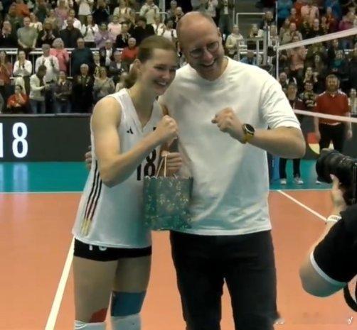 【热身赛】德国女排4-0荷兰女排MVP：🇩🇪 莉安娜·格罗泽比分：25-14