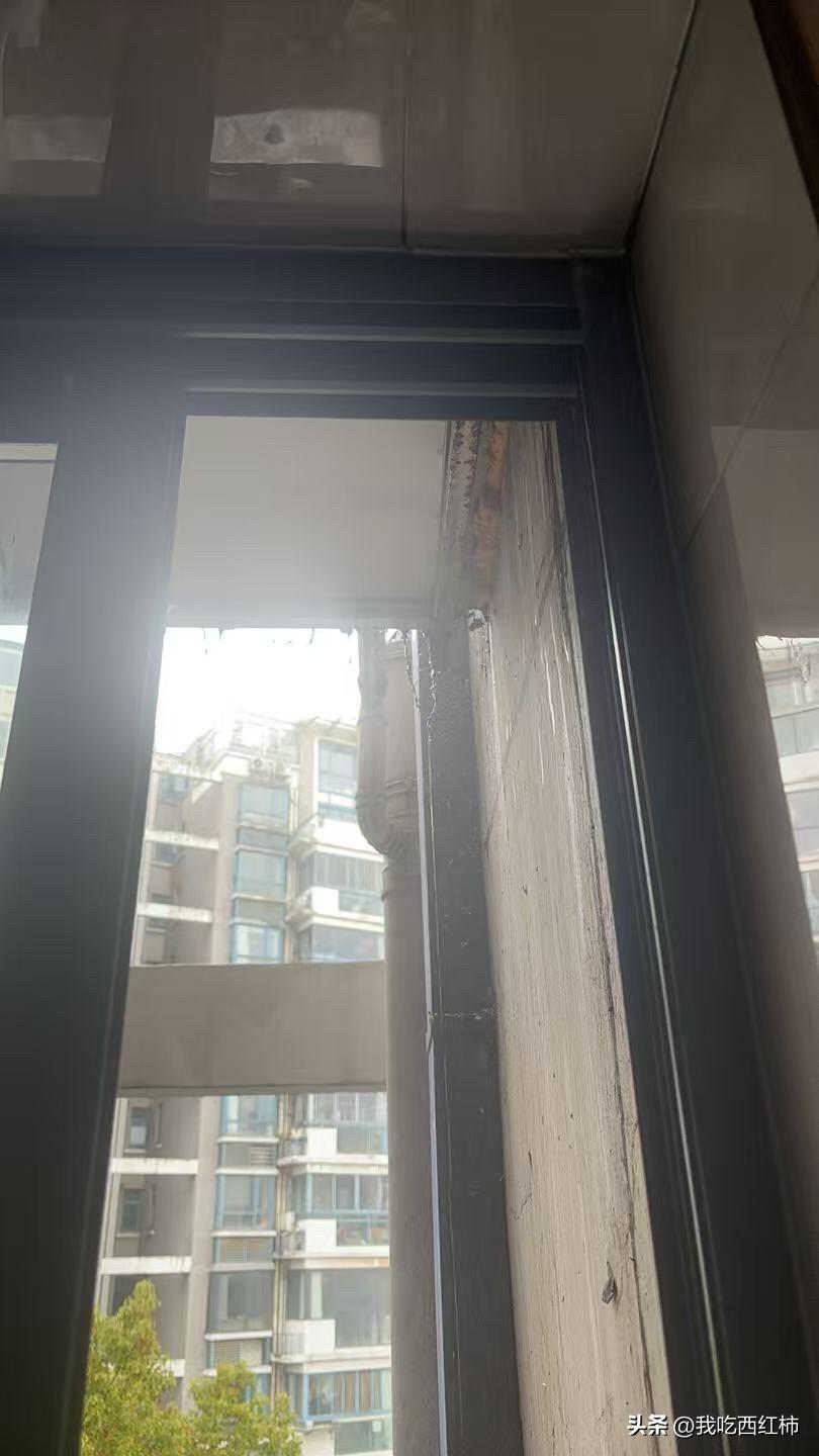 楼上住户只要做饭就把污水往楼下倒
楼上居民多次把污水从厨房窗户口往楼下倒。现在直