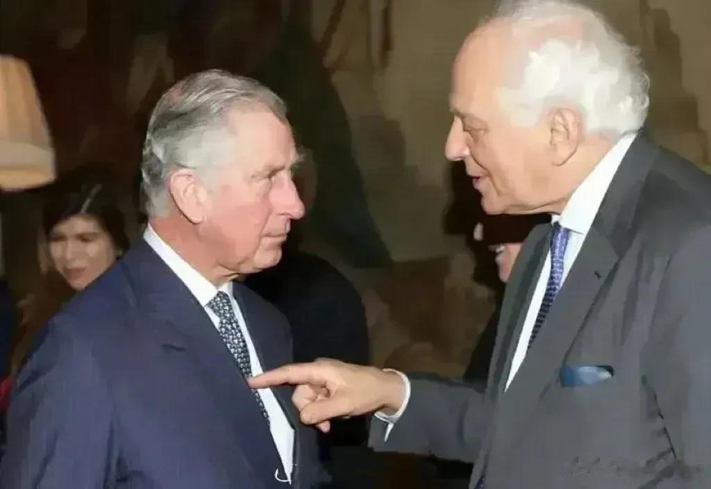敢向英国皇室指点江山的，恐怕也
就数他了！

他就是传说中美西方国家幕后真正
的