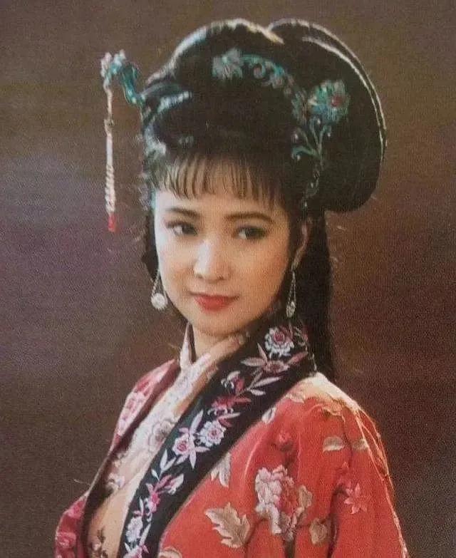 水浒开篇，林冲的夫人被高俅的干儿子高衙内调戏，林冲随即被陷害发配沧州。他和鲁智深