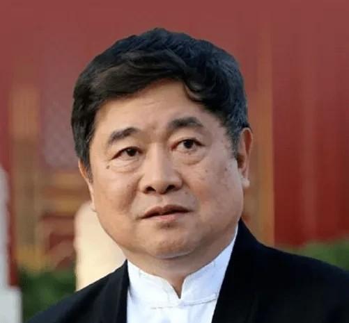 2013年，时任法国总统奥朗德参观故宫，车队到达午门时，突然一老头站在车前说：请