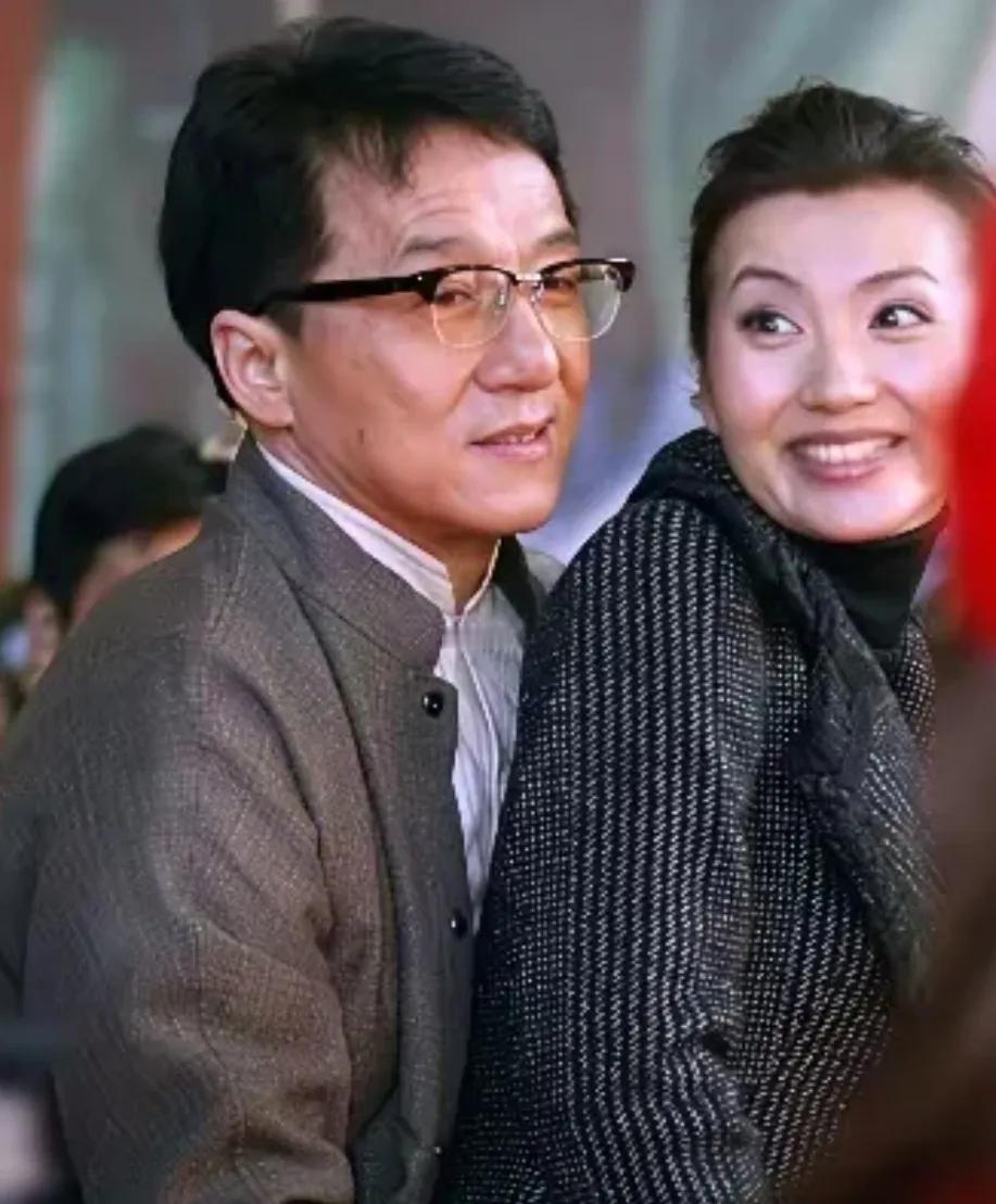 龙哥什么时候学上这一招？偷袭拥抱美女！趁美女明星不备，突然从背后来个“熊抱”，美