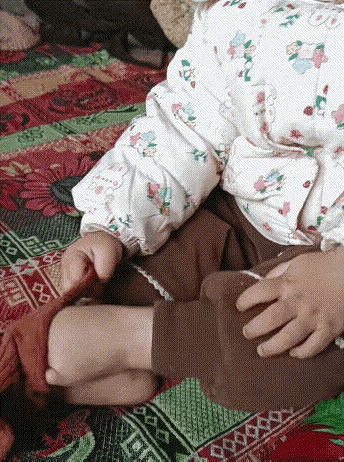 这娃也太机灵了吧！自己动手穿袜子，第一只我还以为是碰巧，第二只直接看呆——这妥妥