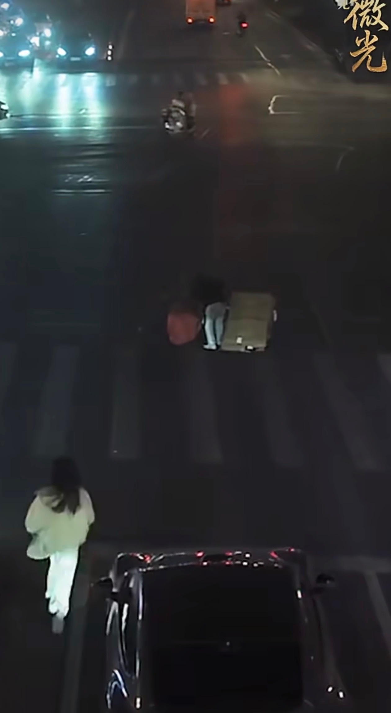 雷军点赞小米车主助人善举为我的车友点赞！一位阿姨在过马路时摔倒，一位小米汽车车主