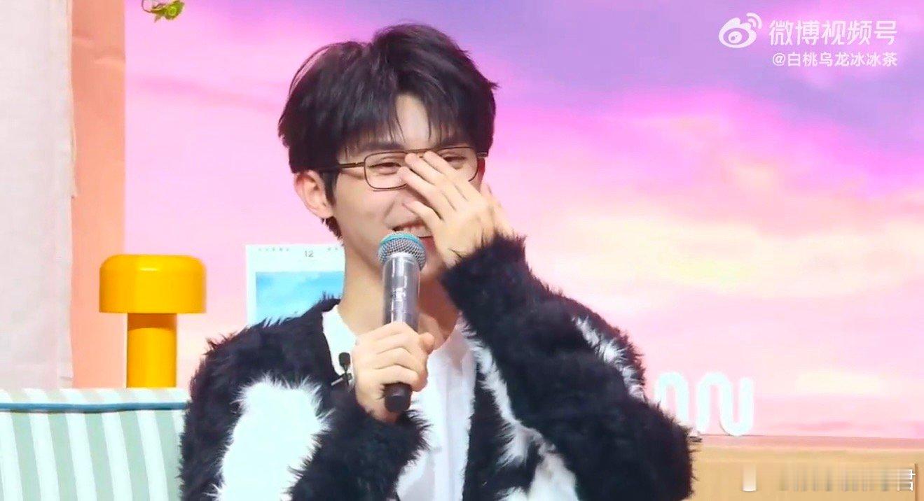 马嘉祺你真没把大家当外人 马嘉祺：要给大家看看我的秋裤吗？说完就大方展示！不仅分